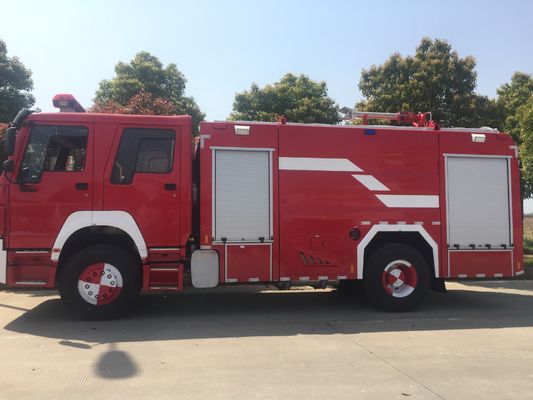 डबल केबिन मल्टीफंक्शनल के साथ सिनोट्रुक 8000L वाटर फोम फायर ट्रक